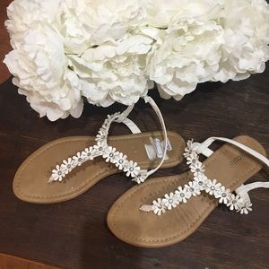Super cute white Daisy sandals